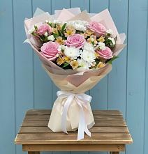 Букет цветов из:  Гвоздики, Орхидеи и Розы в Приморске Калининградской области