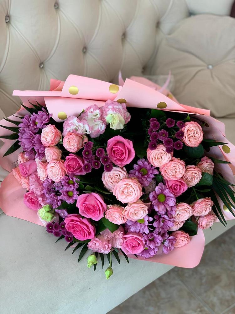 Букет цветов из: Хризантемы, Розы и Лизиантусы в Приморске Калининградской области