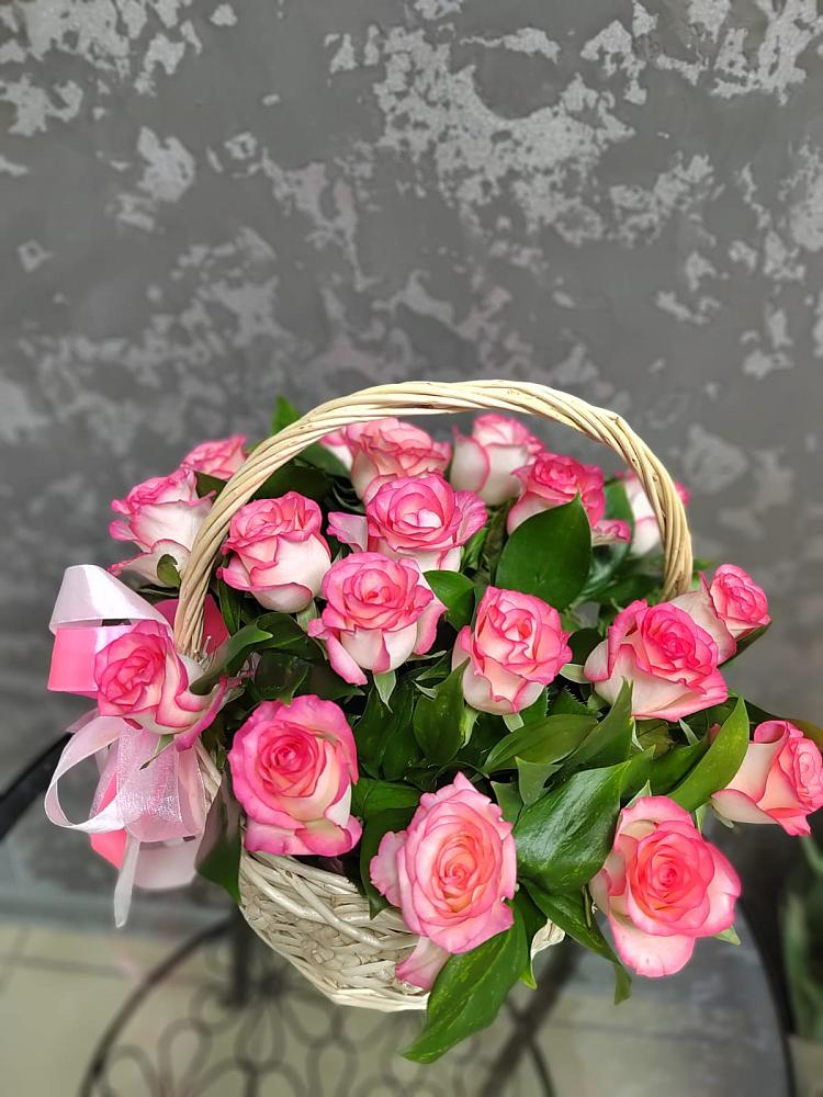 Цветочная композиция из Розы в корзине в Приморске Калининградской области