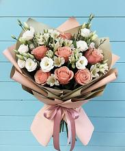 Букет цветов из:  Розы, Альстромерии и Лизиантусы в Приморске Калининградской области