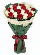 Букет Микс из красных и белых роз в Приморске Калининградской области
