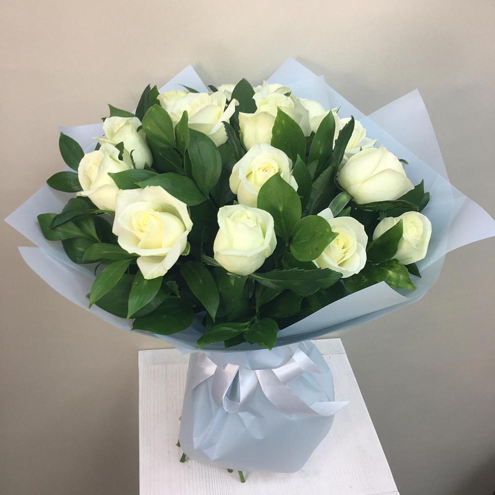 Букет 15 Белых роз Проуд в Приморске Калининградской области