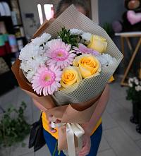 Букет цветов из:  Герберы, Розы и Хризантемы в Приморске Калининградской области