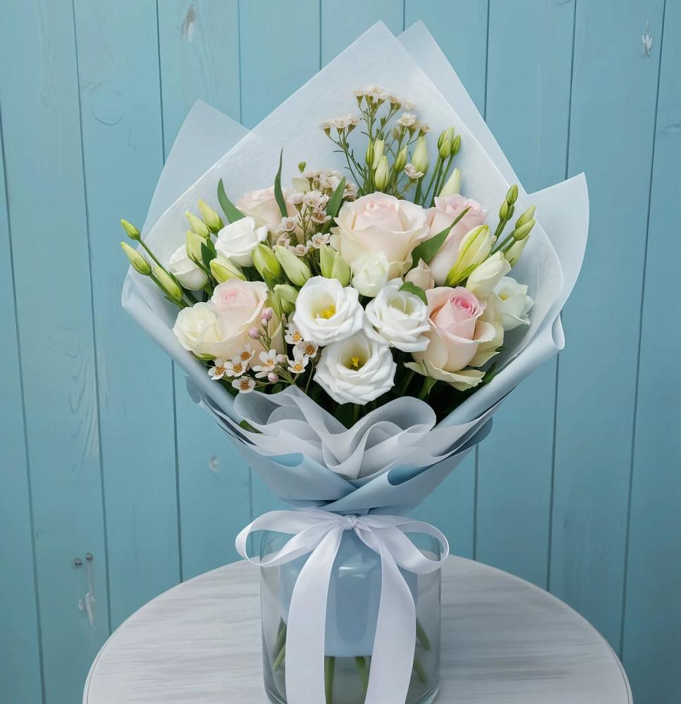 Букет цветов из: Розы и Лизиантусы в Приморске Калининградской области