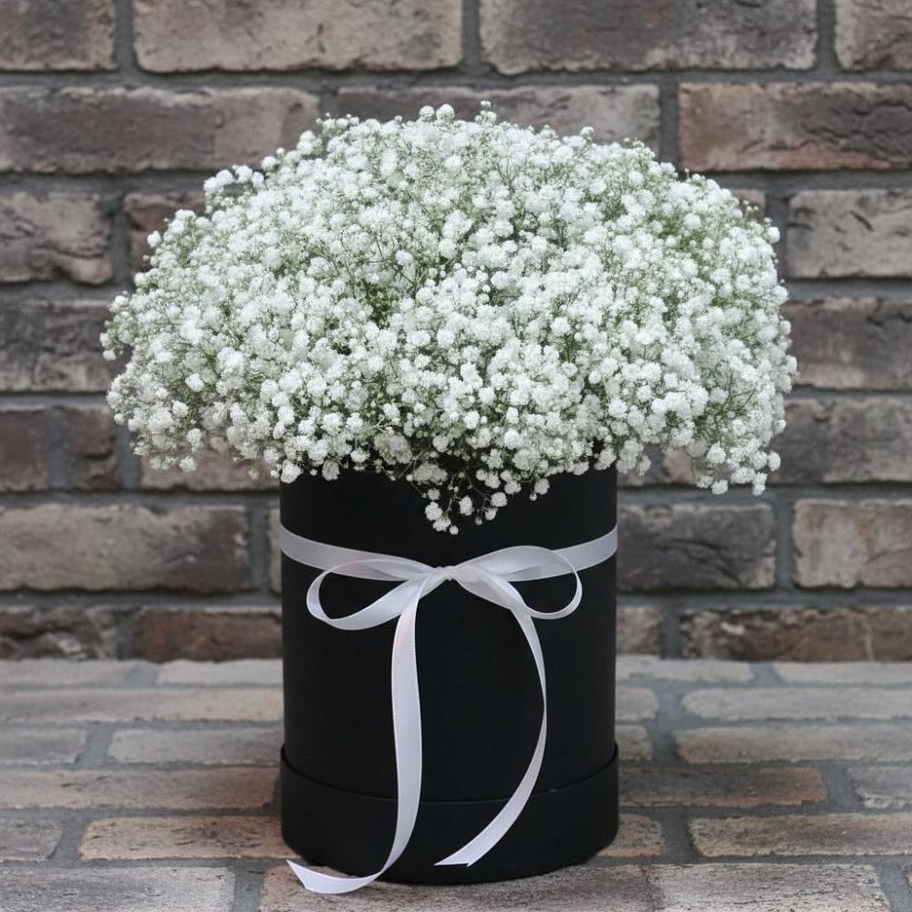 Цветочная композиция из Гипсофила в шляпной коробке в Приморске Калининградской области