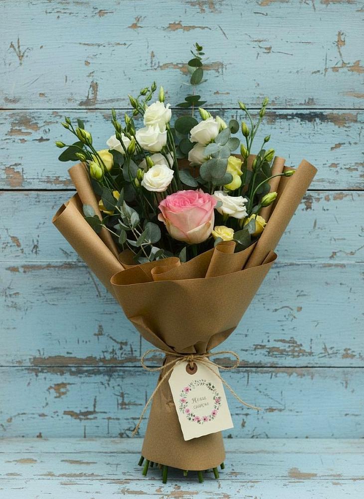 Букет цветов из: Розы и Лизиантусы в Приморске Калининградской области