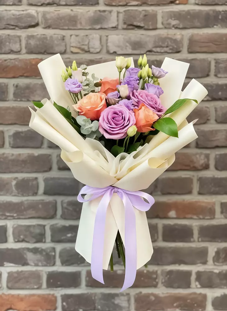 Букет цветов из: Лизиантусы и Розы в Приморске Калининградской области