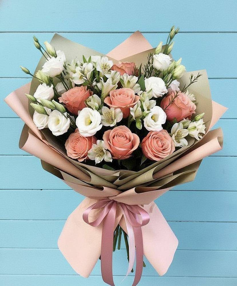 Букет цветов из: Розы, Альстромерии и Лизиантусы в Приморске Калининградской области