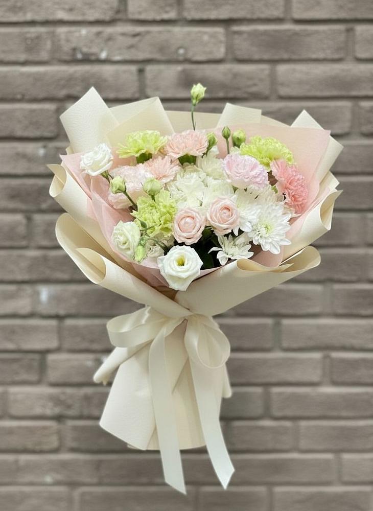 Букет цветов из: Гвоздики, Розы, Лизиантусы и Хризантемы в Приморске Калининградской области