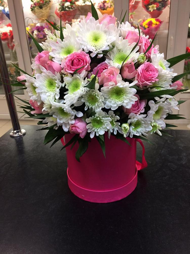 Цветочная композиция из Розы и Хризантемы в шляпной коробке в Приморске Калининградской области