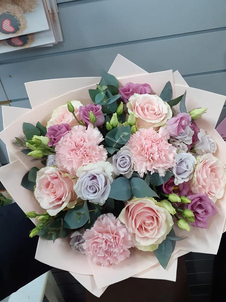 Букет цветов из: Розы, Гвоздики и Лизиантусы в Приморске Калининградской области