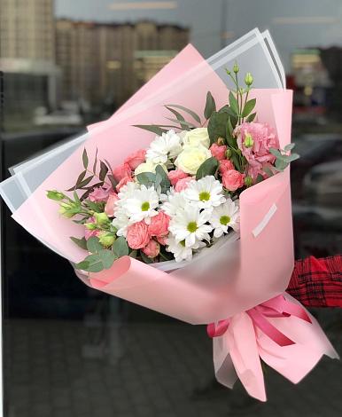 Букет цветов из: Розы, Лизиантусы и Хризантемы в Приморске Калининградской области